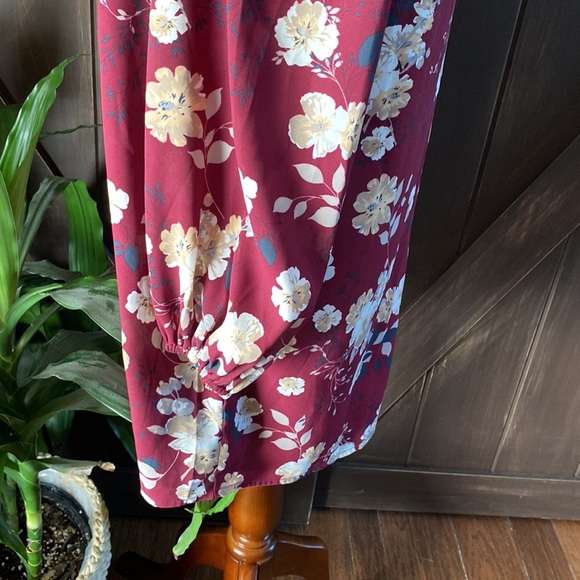 Lush XS burgundy open shoulders and button at the nape is the neck - Picture 5 of 9